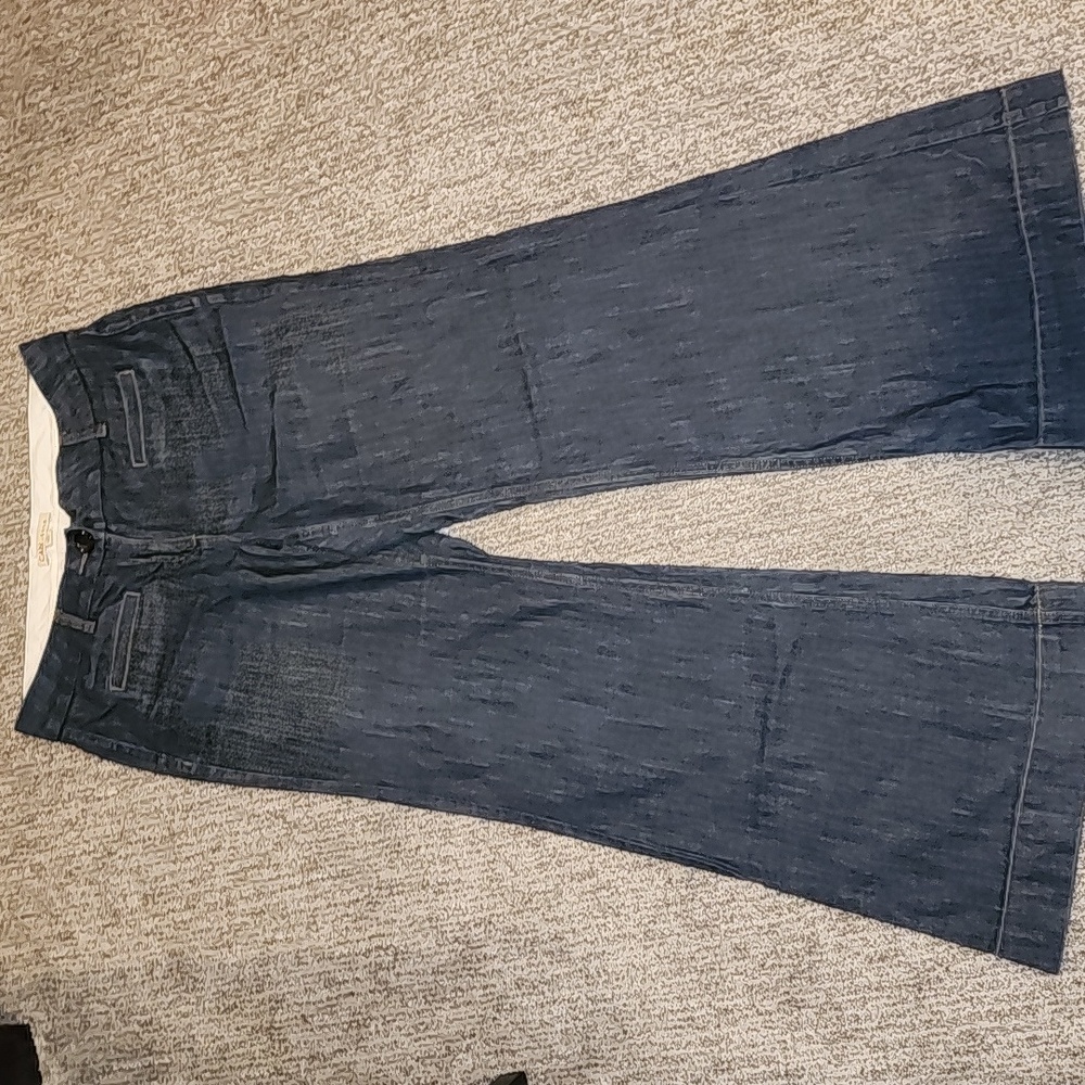 CUTE Cabi wide legged strait jeans dark wash size 10 inseam 31”. GREAT FIT